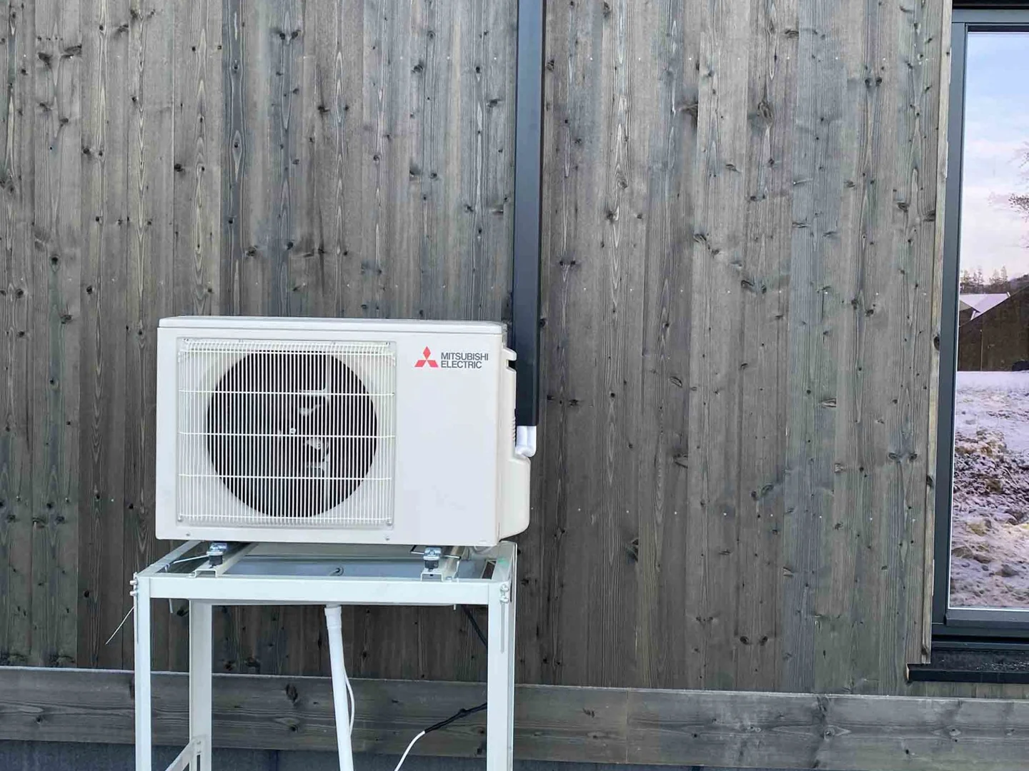 Varmepumpe med dryppanne på stativ