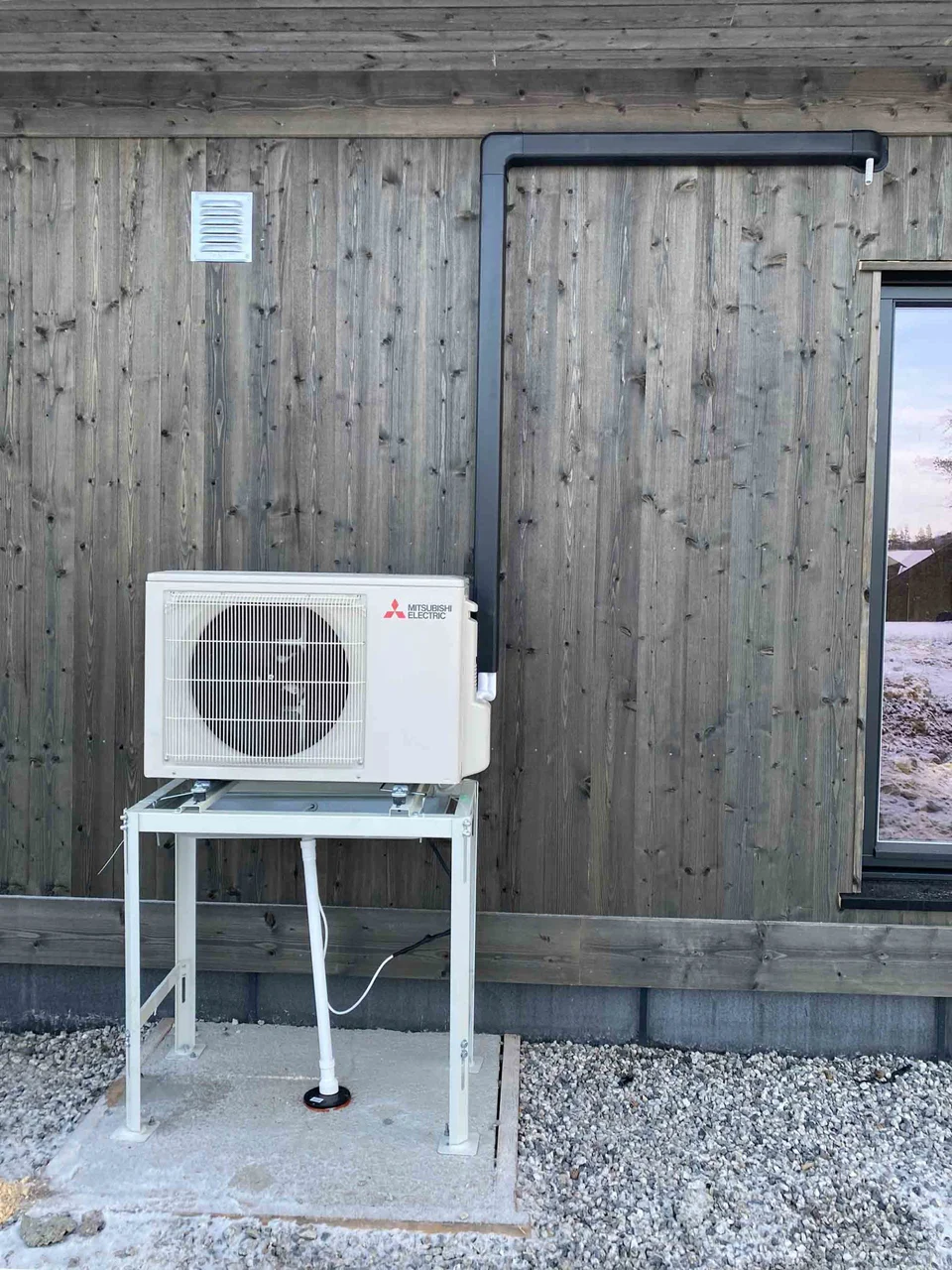Utedel på stativ med dryppanne, varmekabel og avløpsrør