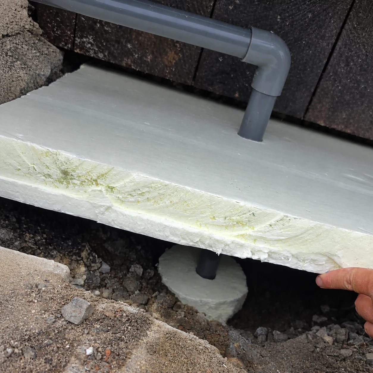 Spesialtilpasset 32 mm PVC-rør med isolasjon for bortledning av vann fra varmepumpens utedel i Kongsberg