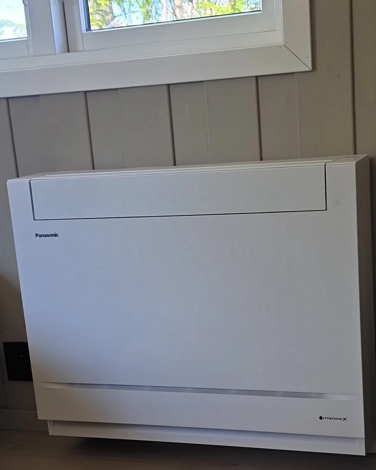 Panasonic Z CFE gulvmodell montert under et vindu i en hytte i Lyngdal i Numedal