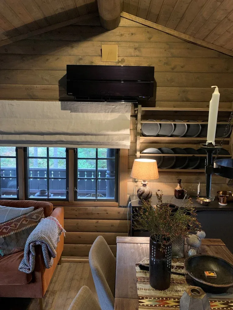 Sort varmepumpe montert i hytte på Fagerfjell