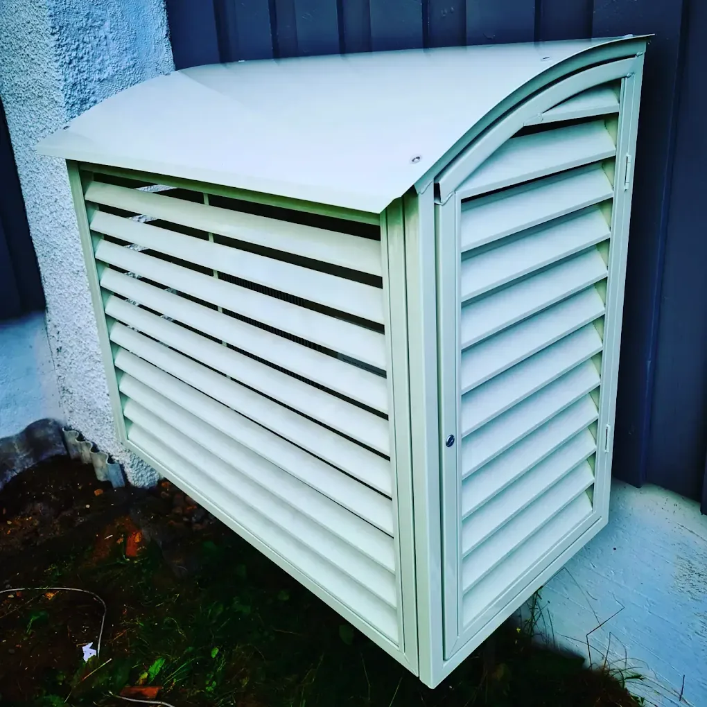 Lakkert varmepumpehus med servicedør